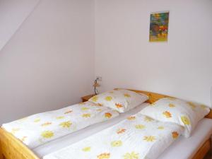 una camera con un letto con due cuscini sopra di Apartment Biohof Herrenweg-1 by Interhome a Dreimühlen