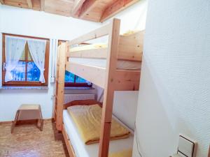 Dreimühlen的住宿－Apartment Biohof Herrenweg-1 by Interhome，一间小客房内设有两张双层床的卧室
