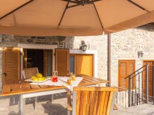 Balkón alebo terasa v ubytovaní Holiday Home Rosa - VNA205 by Interhome