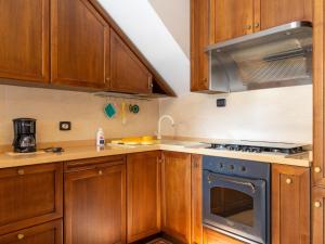 Kuchyňa alebo kuchynka v ubytovaní Holiday Home Rosa - VNA205 by Interhome