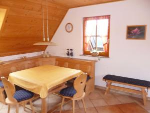 ein Esszimmer mit einem Tisch und Stühlen in der Unterkunft Apartment Biohof Herrenweg-3 by Interhome in Dreimühlen
