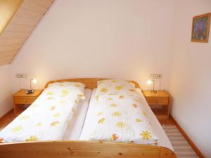 1 Schlafzimmer mit 2 Betten und 2 Nachttischen in der Unterkunft Apartment Biohof Herrenweg-3 by Interhome in Dreimühlen