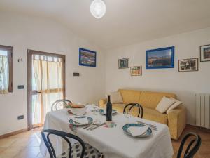 salon ze stołem, krzesłami i kanapą w obiekcie Holiday Home Casetta Mosti by Interhome w mieście Marina di Massa