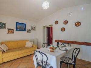 salon ze stołem i kanapą w obiekcie Holiday Home Casetta Mosti by Interhome w mieście Marina di Massa