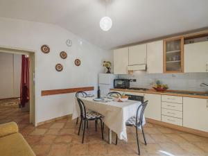 una cucina con tavolo e sedie in una stanza di Holiday Home Casetta Mosti by Interhome a Marina di Massa