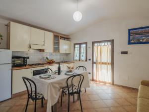 una cucina e una sala da pranzo con tavolo e sedie di Holiday Home Casetta Mosti by Interhome a Marina di Massa