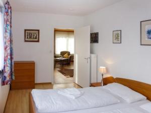 ein Schlafzimmer mit einem Bett und ein Wohnzimmer in der Unterkunft Holiday Home Bilharz by Interhome in Dittishausen