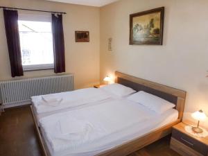 DittishausenにあるHoliday Home Bilharz by Interhomeの大きな白いベッドと2つのランプのある寝室 +44枚の写真