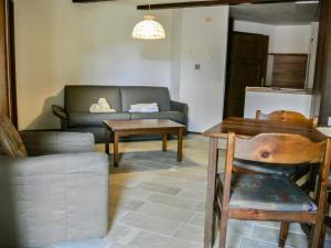 - un salon avec un canapé et une table dans l'établissement Apartment Residenza Chesa Margun 14-7 by Interhome, à Surlej