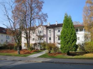 un gran edificio blanco con un árbol delante en Apartment Salzburger Strasse by Interhome, en Bad Reichenhall