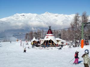 un grupo de personas en una pista de esquí con remonte en Studio Dixence 116 by Interhome en Les Collons
