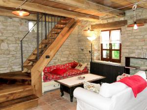 salon z czerwoną kanapą i schodami w obiekcie Holiday Home Casetta by Interhome w mieście Cortemilia +17 zdjęć