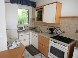 Kuchyň nebo kuchyňský kout v ubytování Holiday Home Rosemarie by Interhome