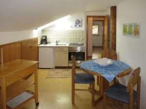 cocina con mesa, mesa y sillas en Apartment Fischer by Interhome, en Lechbruck