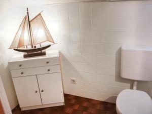 萊希布魯克的住宿－Apartment Fischer by Interhome，浴室的梳妆台上装有小船