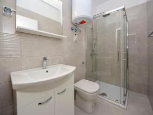 Koupelna v ubytování Holiday Home Moreška-1 by Interhome