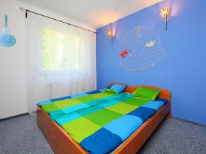 um quarto com uma cama colorida num quarto em Villa Perla by Interhome em Balatonszabadi Fürdőtelep