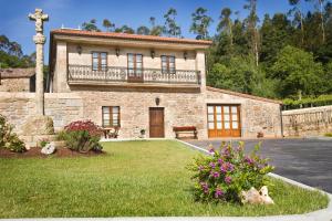 RoisにあるCasa da Roisaの石造りの家(庭の上にバルコニー付)
