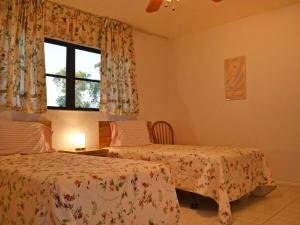 1 dormitorio con 2 camas y ventana en Villa Marco Island by Interhome, en Marco Island