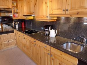 Kuchyň nebo kuchyňský kout v ubytování Apartment Rhodonite 24 by Interhome + 17 fotografií