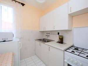 kuchnia z białymi szafkami i zlewem w obiekcie Apartment Daisy 1 by Interhome w mieście Balatonmáriafürdő +9 zdjęć