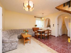 salon z kanapą i stołem w obiekcie Apartment Daisy 1 by Interhome w mieście Balatonmáriafürdő