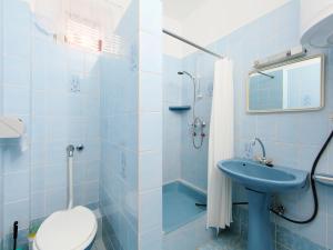 Kúpeľňa v ubytovaní Apartment Daisy 1 by Interhome