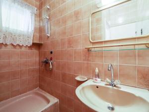 Kúpeľňa v ubytovaní Apartment Daisy 1 by Interhome