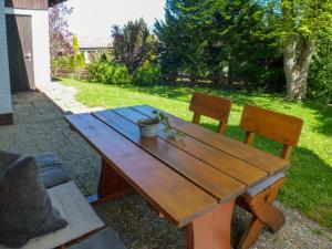 una mesa de picnic de madera y 2 sillas en un patio en Holiday Home Drachenfels by Interhome, en Dittishausen