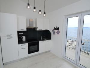 Kuchyňa alebo kuchynka v ubytovaní Apartment Mirela-2 by Interhome