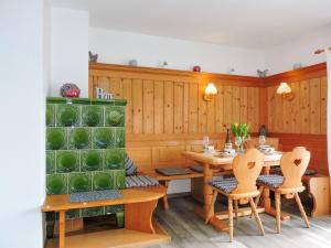 un comedor con 2 mesas y platos verdes en Holiday Home Drachenfels by Interhome, en Dittishausen