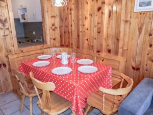 ナンダにあるApartment Les Platanes E3 by Interhomeの赤白水玉布付テーブル