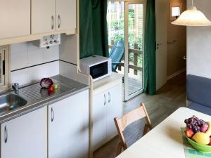 Kuchyňa alebo kuchynka v ubytovaní Holiday Home Ponente 6 by Interhome