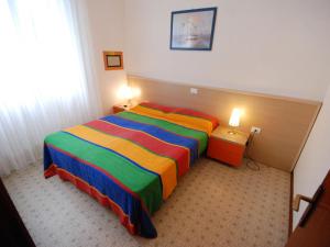 Giường trong phòng chung tại Apartment Villaggio Azzurro-1 by Interhome
