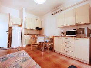 Nhà bếp/bếp nhỏ tại Apartment Villaggio Azzurro-1 by Interhome
