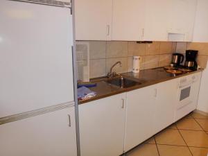 Kuchyň nebo kuchyňský kout v ubytování Apartment Residenza Monte Bré - Apt-304 Haus2 by Interhome