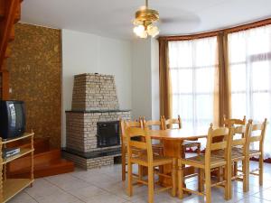 ein Esszimmer mit einem Tisch und einem Kamin in der Unterkunft Holiday Home Yellow 1 by Interhome in Balatonmáriafürdő