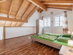 Postel nebo postele na pokoji v ubytování Apartment Grün by Interhome