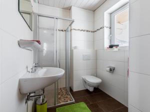 Koupelna v ubytování Apartment Grün by Interhome