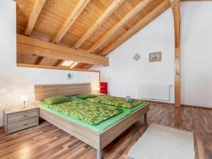 Postel nebo postele na pokoji v ubytování Apartment Grün by Interhome