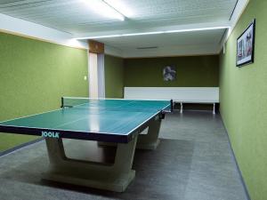 ダボスにあるApartment Guardaval - Utoring-6 by Interhomeの緑の壁の部屋の卓球台