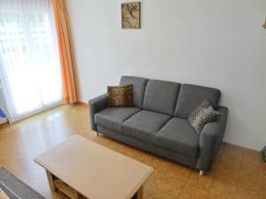 ein Wohnzimmer mit einem Sofa und einem Couchtisch in der Unterkunft Apartment Amara by Interhome in Saas-Fee