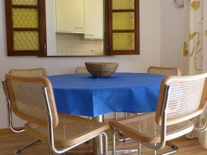 ツェルマットにあるApartment Imperial-5 by Interhomeの青いテーブル(椅子付)とボウル付
