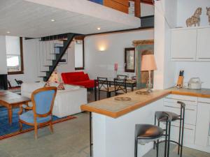 eine Küche und ein Wohnzimmer mit einer Treppe in einem Haus in der Unterkunft Apartment Cantagallo by Interhome in Vernate
