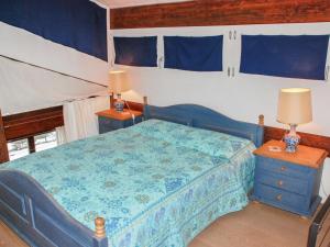 Vernate的住宿－坎塔加洛農家樂，一间卧室配有蓝色的床和2个床头柜