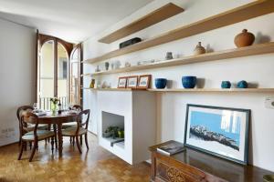 a dining room with a table and a fireplace at Thiago in Florence