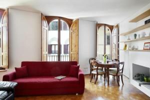 a living room with a red couch and a table at Thiago in Florence