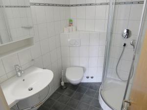 Ein Badezimmer in der Unterkunft Apartment Casa Jenatsch-24 by Interhome
