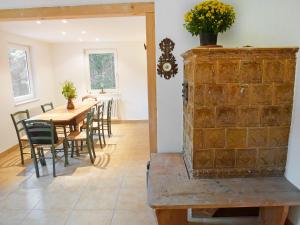 una sala da pranzo con tavolo e camino in mattoni di Holiday Home Leubach by Interhome a Schiltach