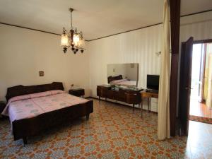 sypialnia z łóżkiem, komodą i lustrem w obiekcie Apartment Formaga-2 by Interhome w mieście Gargnano